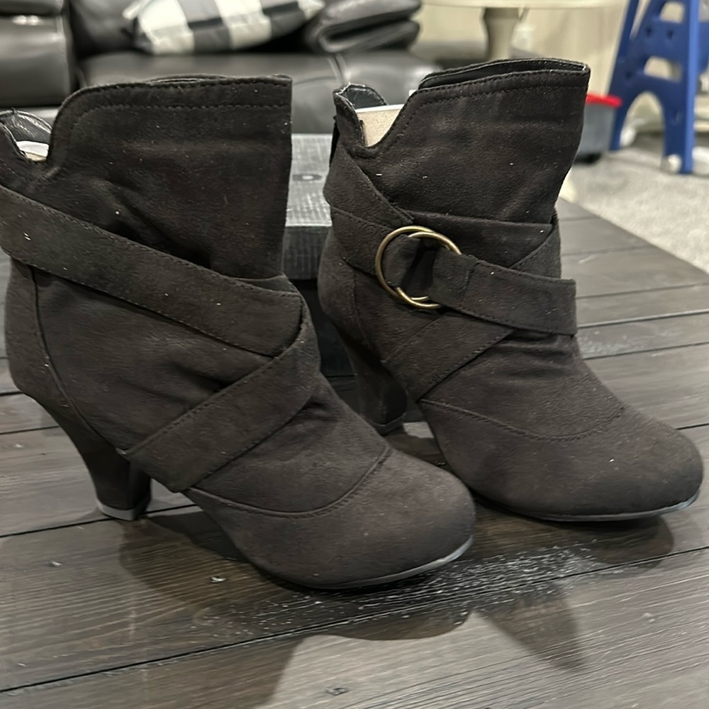 NWT Black suede feel booties. Size 5.